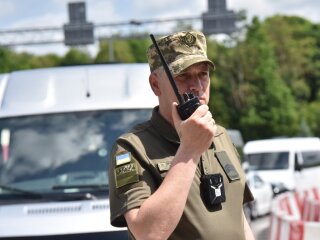 Пограничник на пункте пропуска проверяет документы