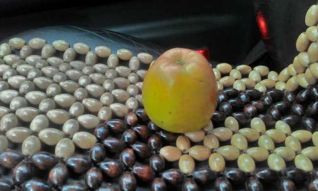 Как российский оккупант украинского бойца яблоком угостил