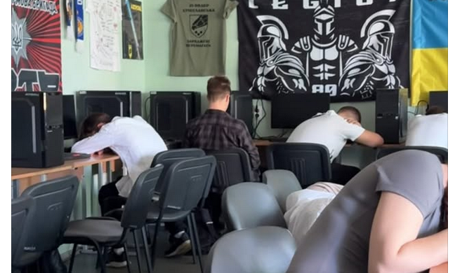 Школярам дозволили спати  на уроці: фото скрін