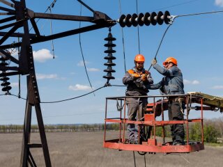 Електрики Харківобленерго відновлюють світло