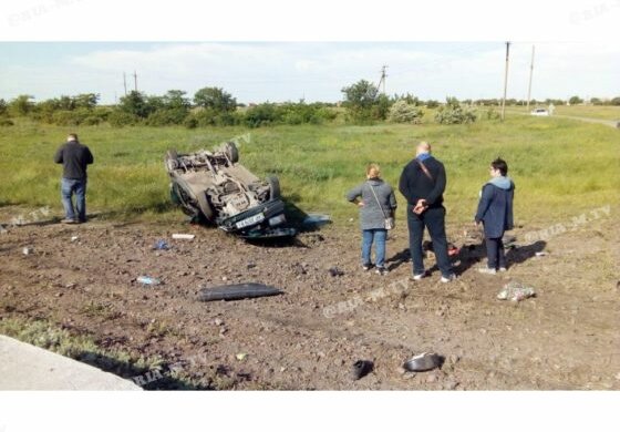 В Мелитополе поезд раздавил легковушку на переезде, рельсы в крови - есть жертвы