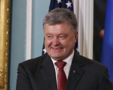 Порошенко з баклажкою води насмішив українців: "з похміллям не жартують"