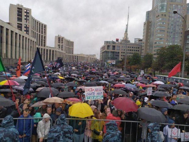 "Ганьба!": на мітингу в Москві освистали путінського пропагандиста, росіянам урвався терпець