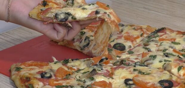 Домашня піца на тонкому тісті смачніша ніж в Італії - простий рецепт гарячої з сиром