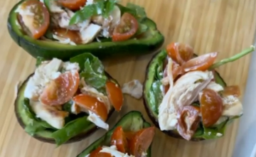 Авокадо, фаршированный куриным салатом, кадр из видео