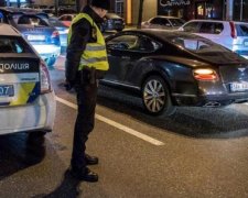 У Києві водій вирішив з'їхати по сходах, але щось пішло не так