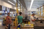 В Харькове оптовый магазин "маринует" в очередях покупателей - две кассы на супермаркет