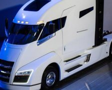 В сеть попали фото секретного грузовика Tesla
