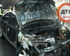   П'яний лихач в столиці розбив і спалив своє авто