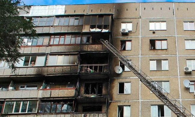 У Луганську згоріли кілька поверхів будинку (фото)