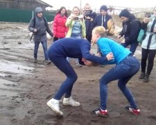 Лежачую ногами: детская жестокость вновь всколыхнула Украину