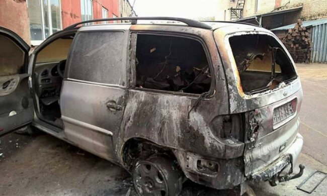 У Житомирі розстріляли і спалили Ford батальйону "Донбас" (фото)