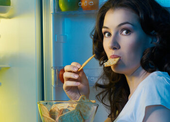 Голод, їжа, їсть уночі