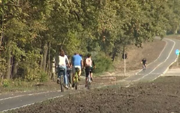 велосипедисты, скриншот из видео