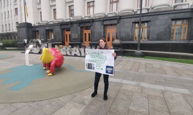 Під офісом Зеленського пройшов одиночний пікет: повертайся у "95 квартал"