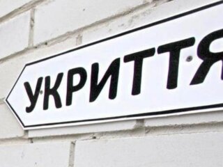 Модульне укриття біля зупинки громадського транспорту. Київ, серпень 2026