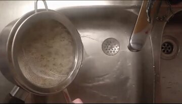 Как сливать кипяток в раковину: фото скрин Ютуб