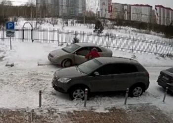 водитель сбил мать с коляской, скриншот с видео