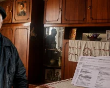 Пенсіонер біля під'їзду
