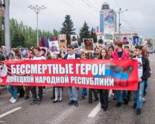 У Донецьку в "Безсмертному полку" пронесли голови вбитих терористів