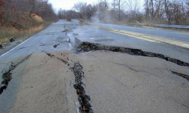 Лунный пейзаж образовался на популярной украинской дороге: фото