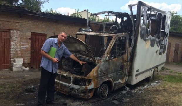 Ночью сожгли автомобиль известного винницкого волонтера (фото)