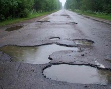 Дорога пекла: траси Луганщини перетворилися на непролазні хащі