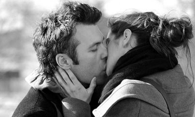 Поцілунки призводять до раку шиї частіше, ніж куріння