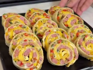 Рулет из тортильи с колбасой, кадр из видео