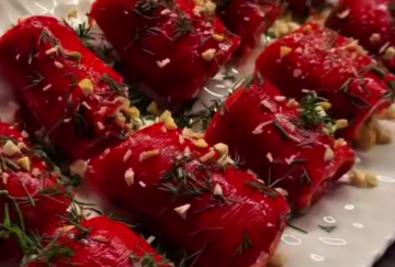 Рулетики из перца с сырной начинкой, кадр из видео