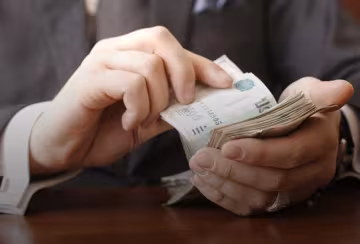 Чиновники с мая будут получать 50% надбавки к зарплате