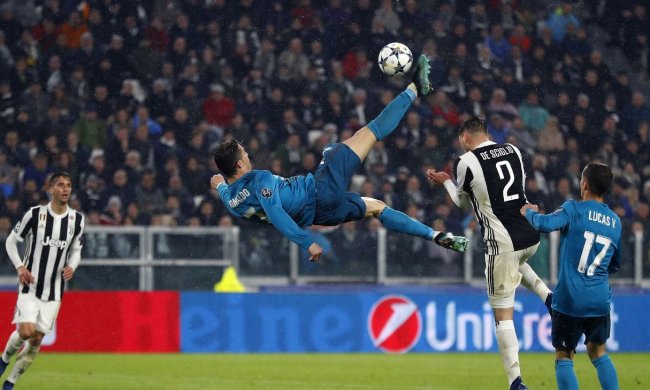 Знаменитий гол Роналду зобразили на полотні дорогоцінним камінням