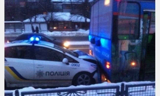 Харківські копи протаранили тролейбус (фото, відео)