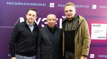 Станислав Довгий с сыном Олесем Довгим и мэром Львова Андреем Садовым на открытии Музея науки