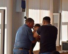 До переломов: депутаты подрались в сессионном зале