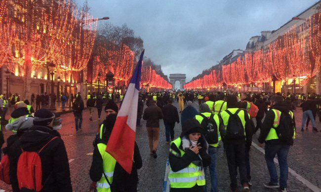 "Жовті жилети" підпалили будівлю банку