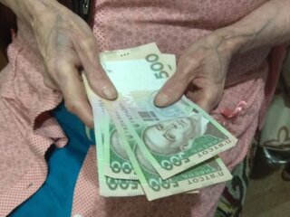 Пенсіонер з грошима в руках