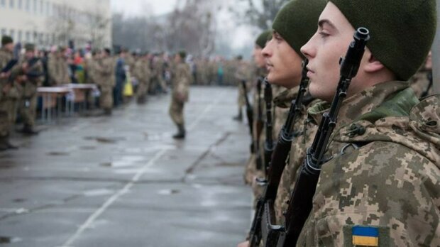 Весенний призыв начался: в Киеве повестку в армию получил 12-летний школьник