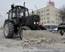 Київські комунальники скидають сніг і бруд у Дніпро