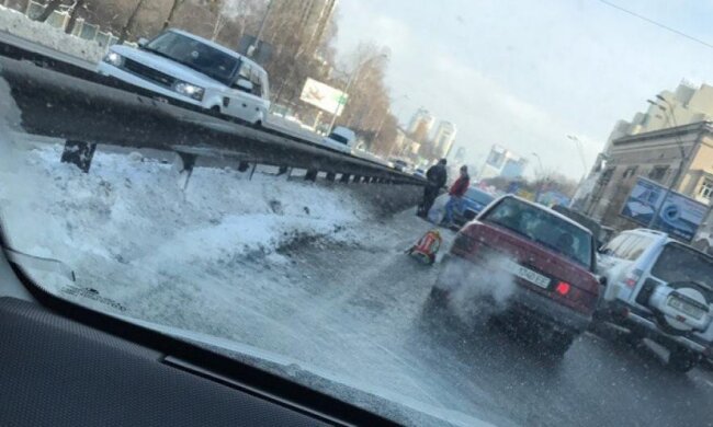 Аварія зупинила рух на столичному проспекті Перемоги