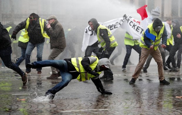 В Париже копы сорвали с протестующих "желтые жилеты": акция 50 тысяч французов закончилась побоищем и арестами