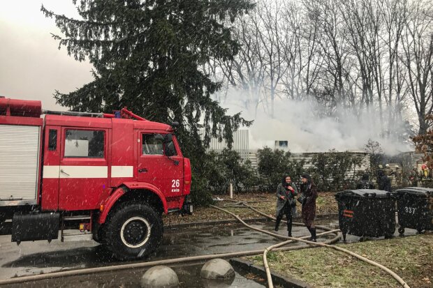 В Киеве на ВДНГ вспыхнул ресторан, все в дыму, - видео из "чистилища"