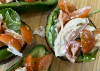 Авокадо, фаршированный куриным салатом, кадр из видео