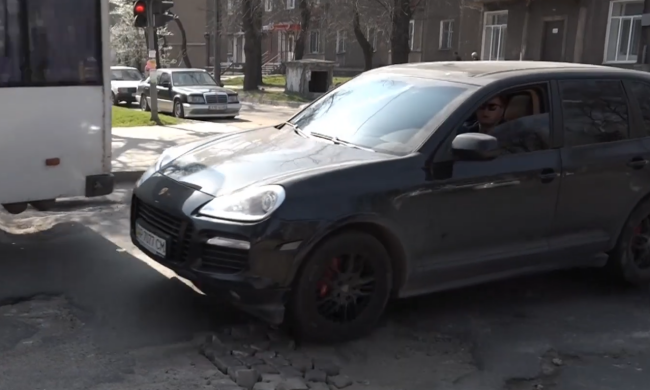 Ями на дорозі. Фото: скрін youtube