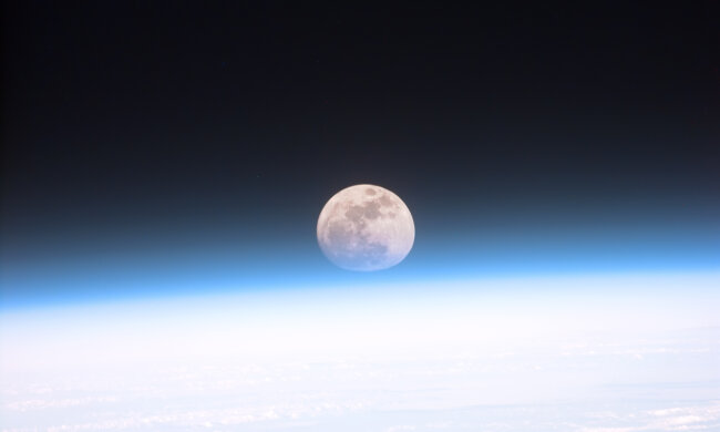 НЛО з'явилися в прямому ефірі: астроном спостерігав за Місяцем і випадково показав правду всьому світу