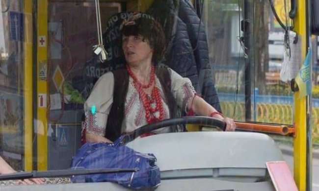 Столичний тролейбус водить патріотка у вишиванці