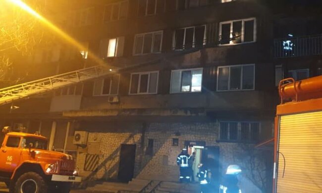 В Киеве влюбленная пара сгорела заживо в квартире, "заколоченной" на карантин