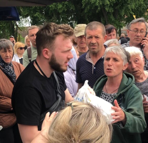 Мешканцям Бородянки доставили необхідний гумвантаж: допомогу від Першого Гуманітарного Банку отримали сотні людей