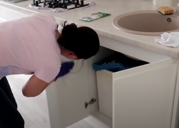 Уборка на кухне. Фото: скрин youtube