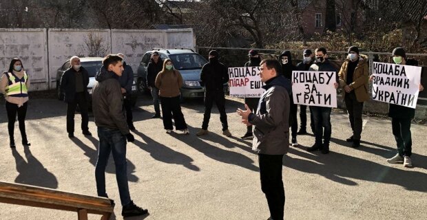 Нацкорпус влаштував акцію протесту на Івано-Франківщині проти звинуваченого у держзраді Руслана Коцаби
